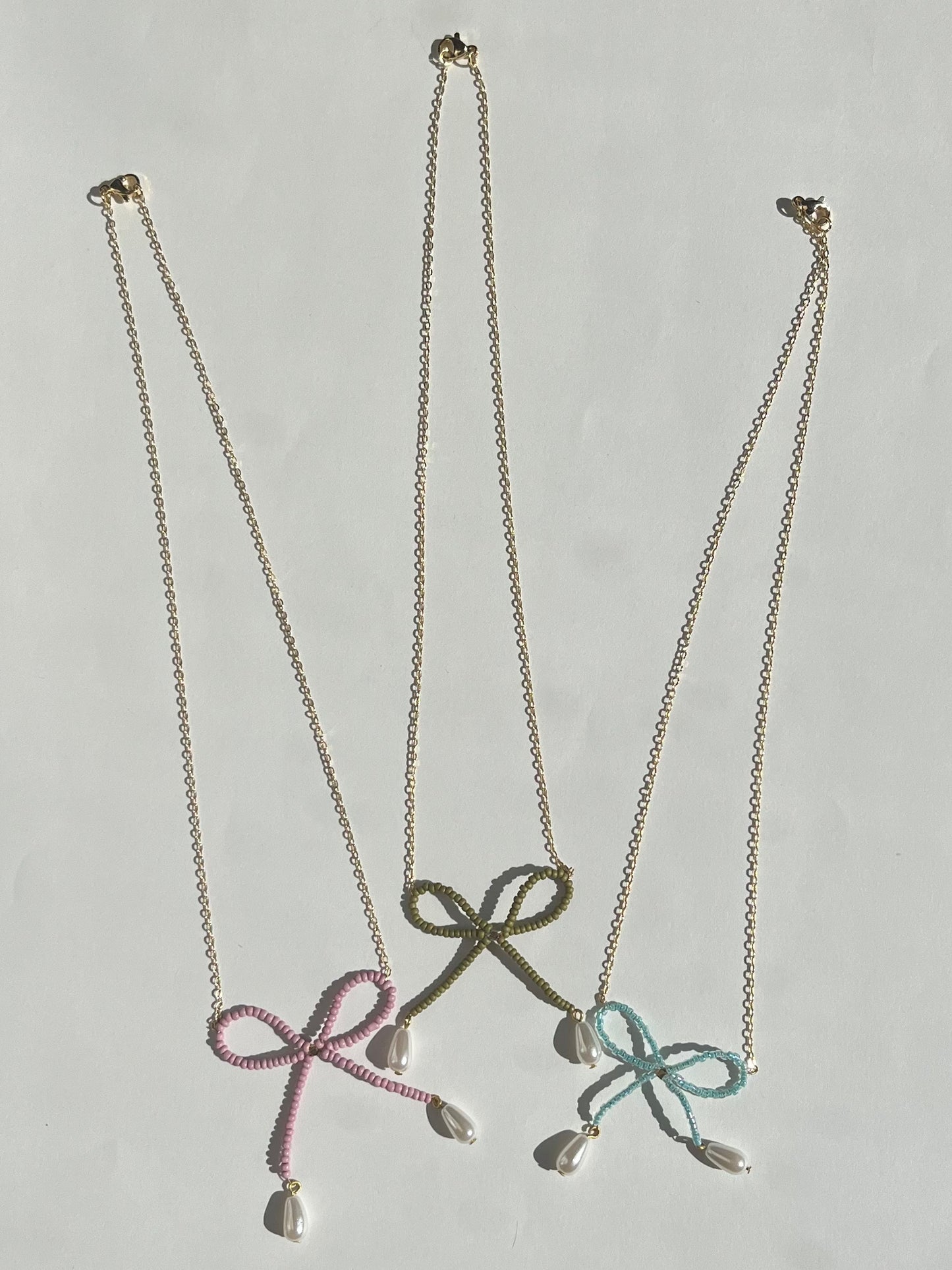 Hera Bow Necklace (olive)